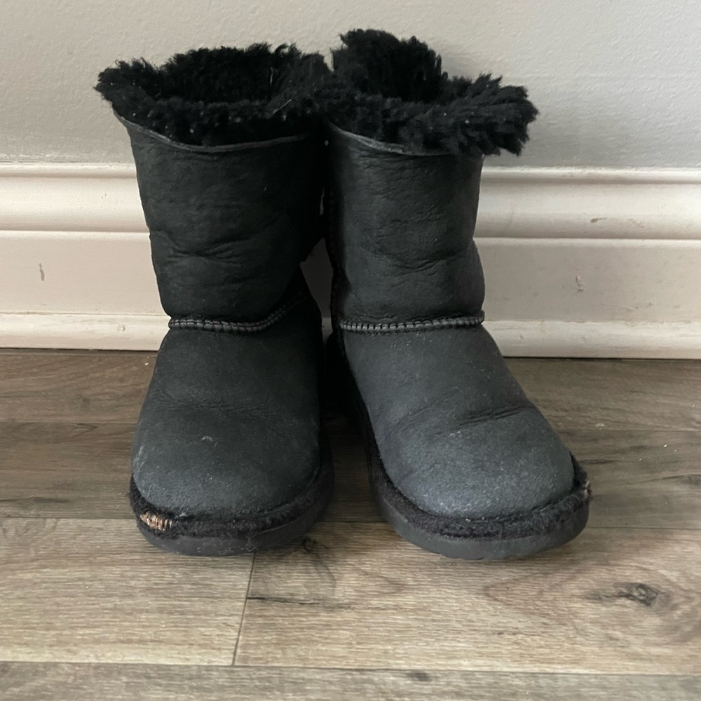 Girl’s Toddler Bailey Bow Black UGG Boots - Picture 2 of 11
